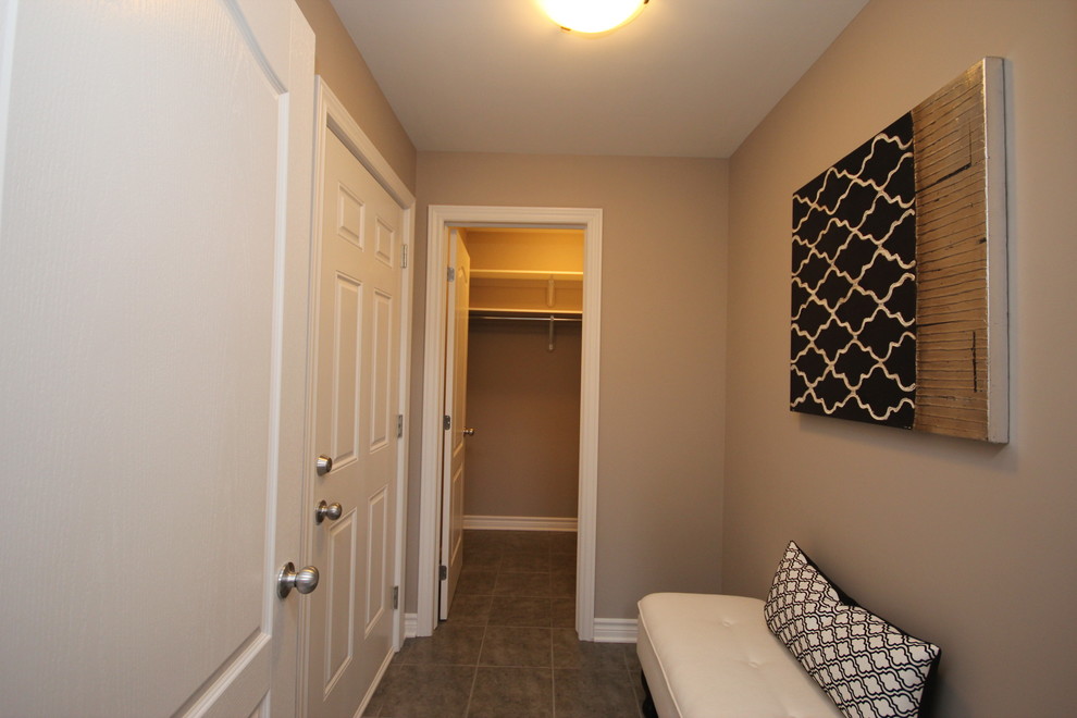 Ispirazione per un ingresso o corridoio tradizionale di medie dimensioni con pareti beige, pavimento in gres porcellanato e pavimento marrone