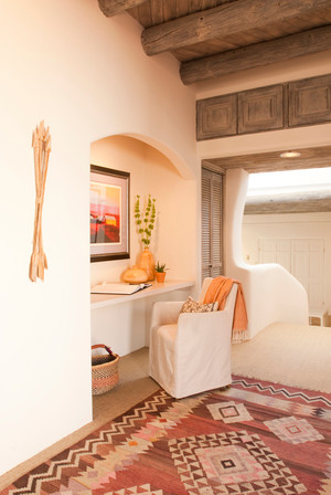 Ejemplo de recibidores y pasillos de estilo americano de tamaño medio con paredes beige, moqueta y suelo beige