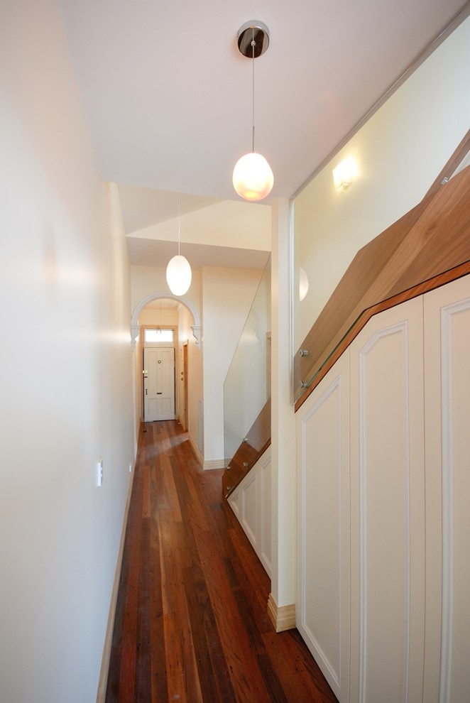 На фото: маленький коридор в стиле фьюжн с белыми стенами, светлым паркетным полом и коричневым полом для на участке и в саду