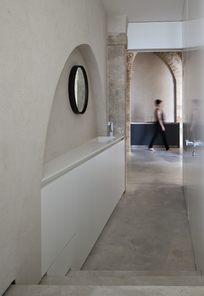 На фото: коридор в стиле модернизм с бежевыми стенами и серым полом с