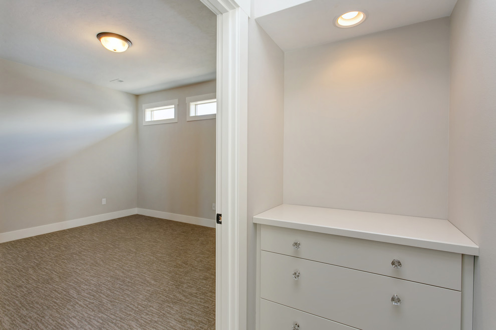 Cette photo montre un petit couloir chic avec un mur blanc, moquette et un sol beige.