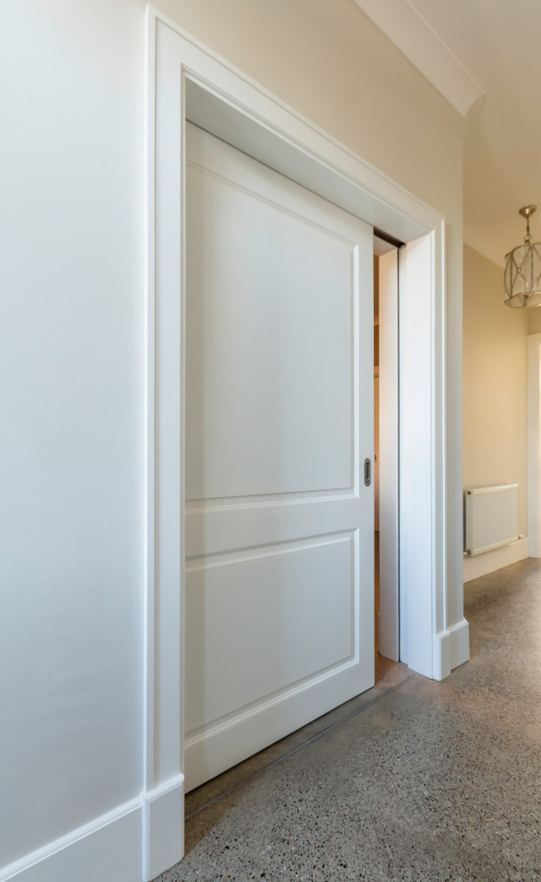 Источник вдохновения для домашнего уюта: большой коридор в современном стиле с серыми стенами, бетонным полом и серым полом