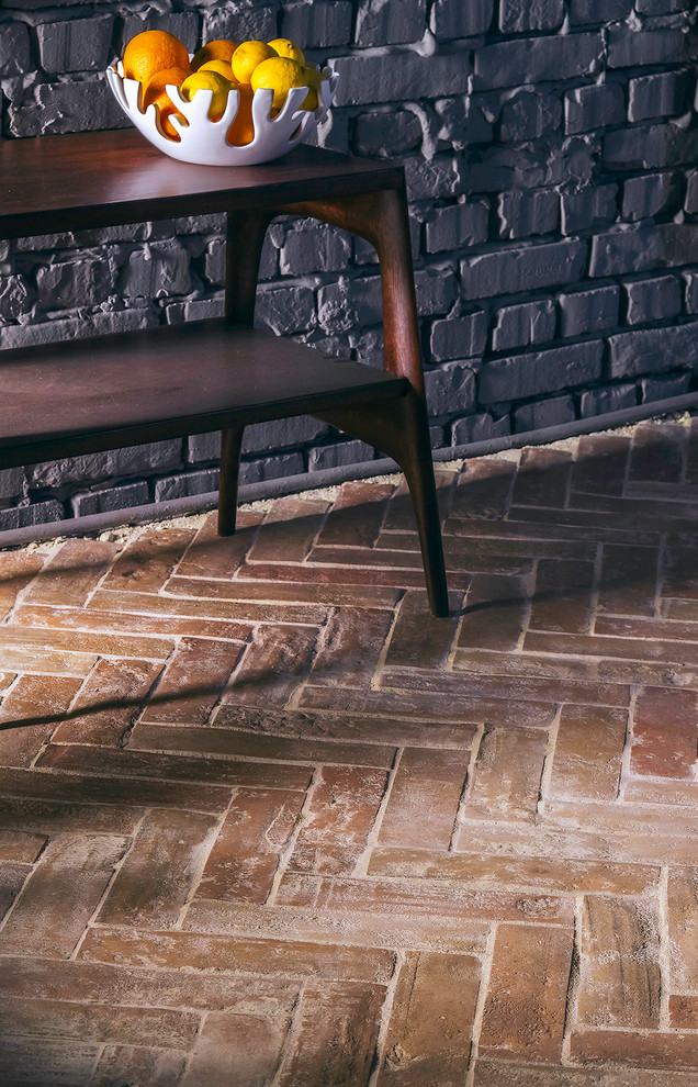 На фото: коридор среднего размера в стиле рустика с коричневыми стенами, полом из терракотовой плитки и красным полом с