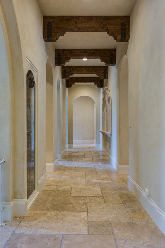Свежая идея для дизайна: большой коридор в средиземноморском стиле с бежевыми стенами, полом из травертина и бежевым полом - отличное фото интерьера