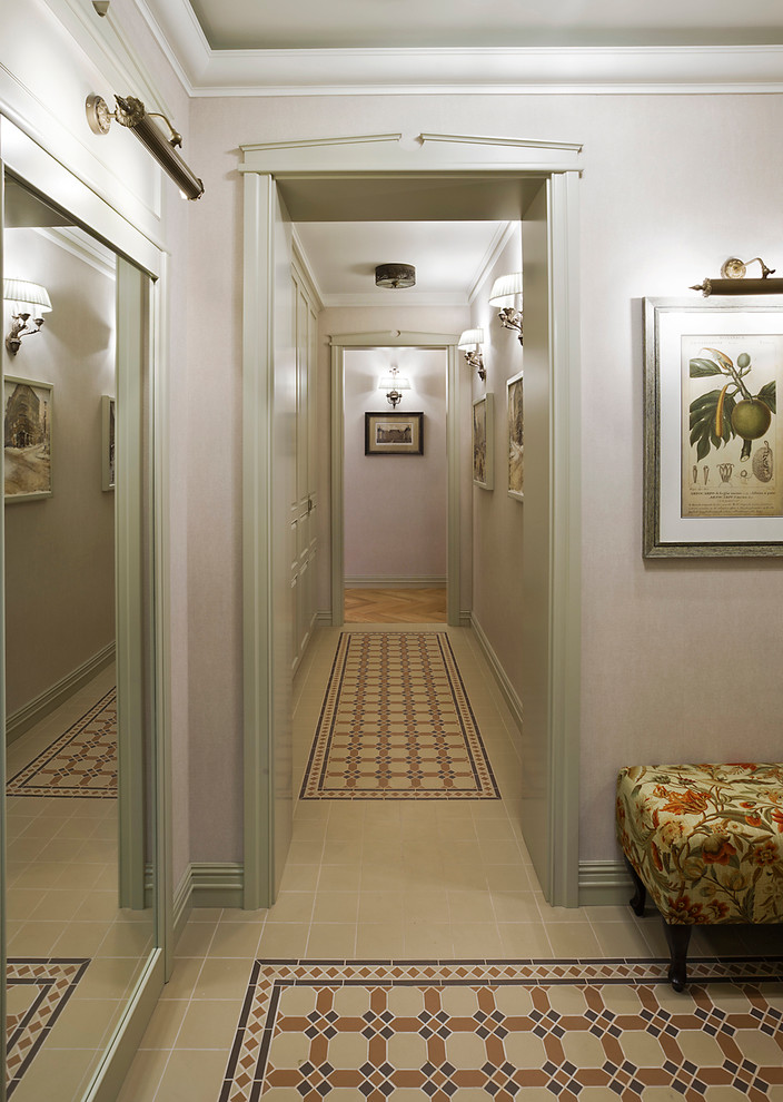 Идея дизайна: узкий коридор в средиземноморском стиле с полом из керамической плитки и белыми стенами