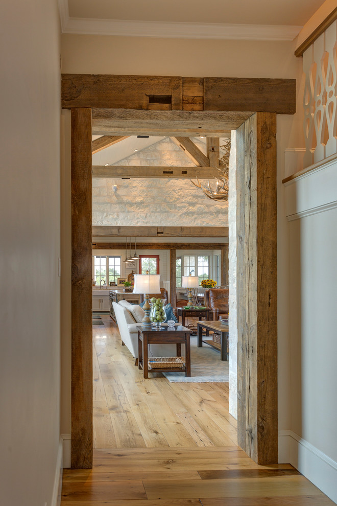 Ejemplo de recibidores y pasillos de estilo de casa de campo con suelo de madera en tonos medios, suelo marrón y iluminación