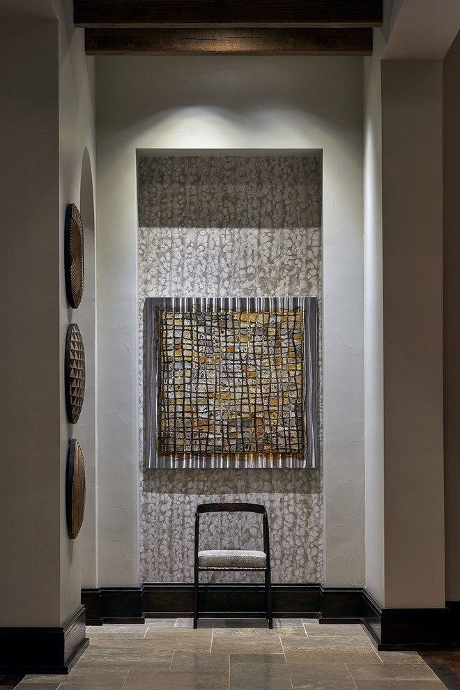 Inspiration pour un très grand couloir traditionnel avec un mur gris, un sol en calcaire et un sol beige.