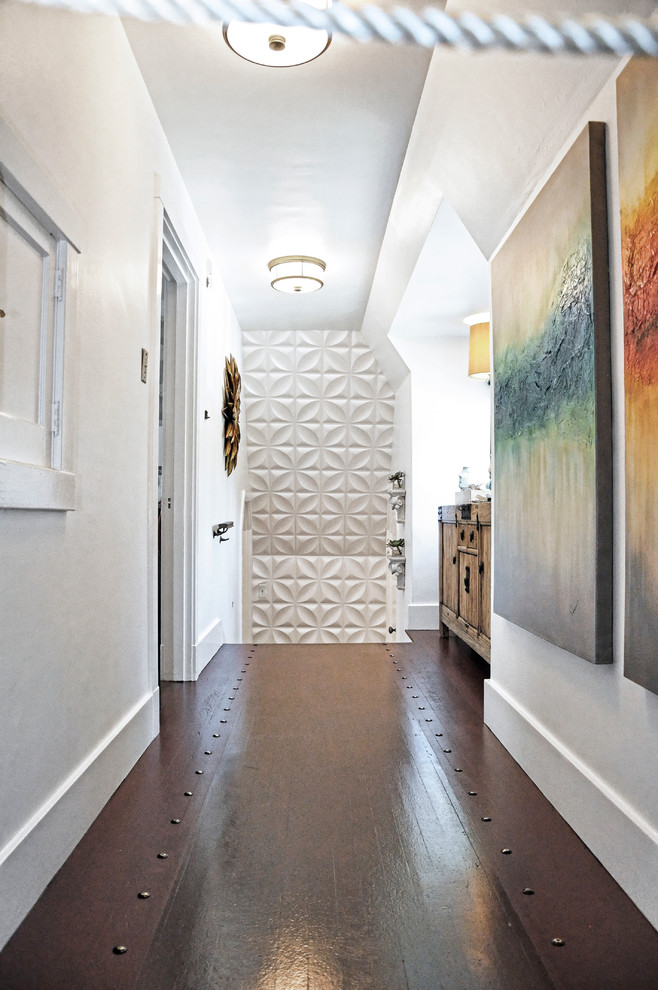 Свежая идея для дизайна: маленький коридор в стиле неоклассика (современная классика) с белыми стенами и деревянным полом для на участке и в саду - отличное фото интерьера