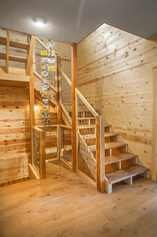 Ejemplo de escalera de estilo de casa de campo de tamaño medio