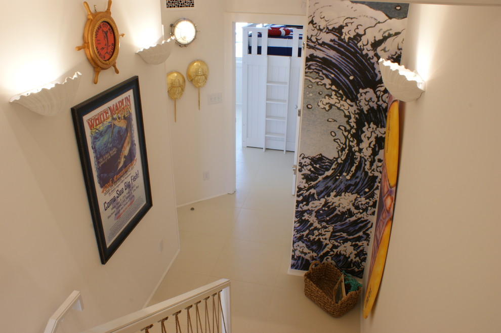 Esempio di un piccolo ingresso o corridoio stile marino con pareti bianche, pavimento in gres porcellanato e pavimento beige