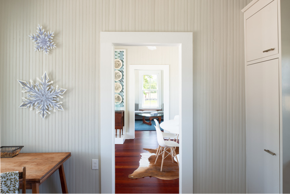 Источник вдохновения для домашнего уюта: коридор среднего размера в стиле кантри с серыми стенами, паркетным полом среднего тона, красным полом, деревянным потолком и панелями на части стены