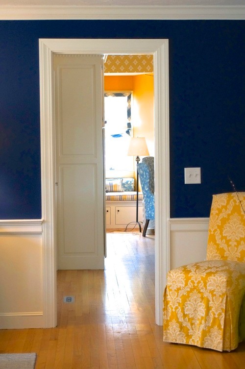 Klassischer Flur mit blauer Wandfarbe und hellem Holzboden in Boston