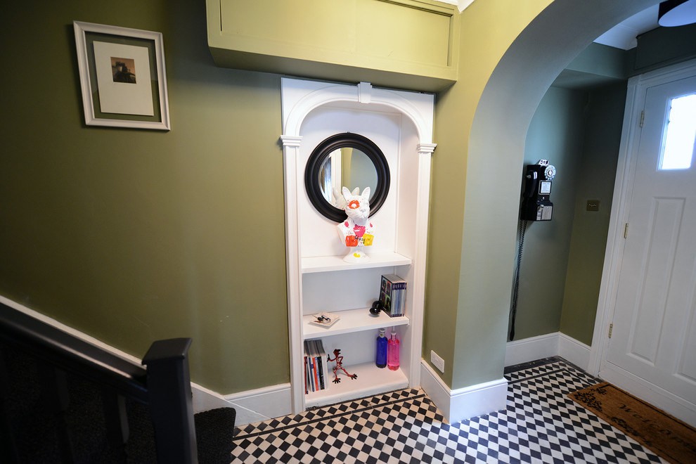 Источник вдохновения для домашнего уюта: большой коридор в стиле неоклассика (современная классика) с зелеными стенами и полом из керамической плитки