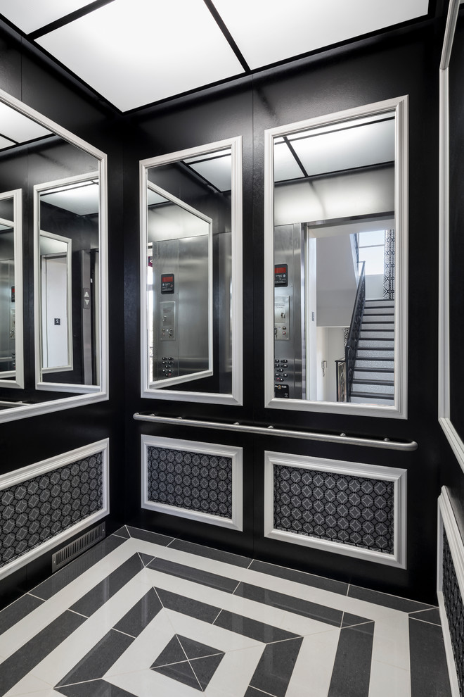 Idee per un piccolo ingresso o corridoio contemporaneo con pareti nere e pavimento con piastrelle in ceramica