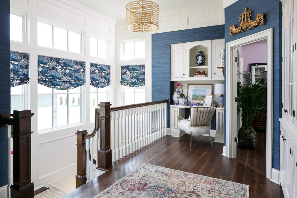 Inspiration pour un couloir traditionnel avec un mur bleu et parquet foncé.