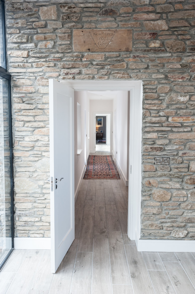 Стильный дизайн: большой коридор в классическом стиле с белыми стенами и полом из керамогранита - последний тренд