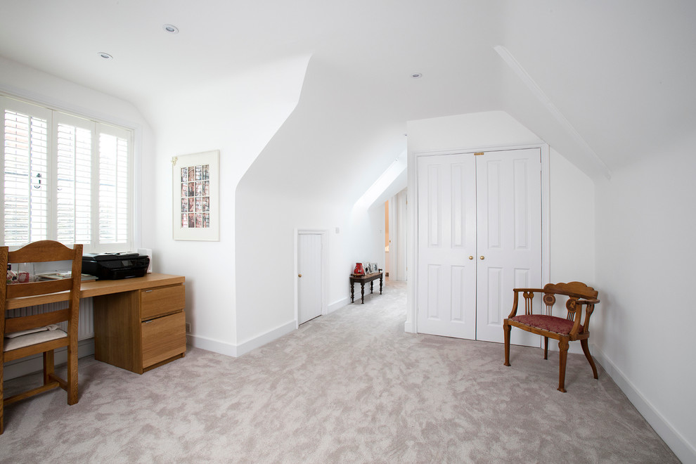 Стильный дизайн: коридор среднего размера в стиле кантри с белыми стенами и ковровым покрытием - последний тренд
