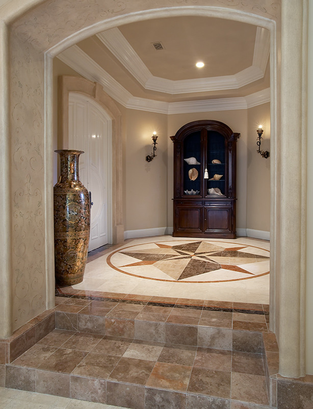Пример оригинального дизайна: большой коридор в классическом стиле с бежевыми стенами, полом из керамической плитки и коричневым полом