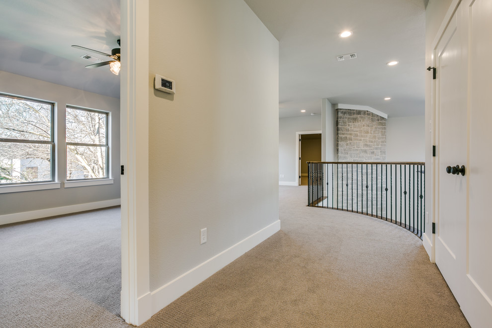Стильный дизайн: большой коридор в современном стиле с серыми стенами и ковровым покрытием - последний тренд