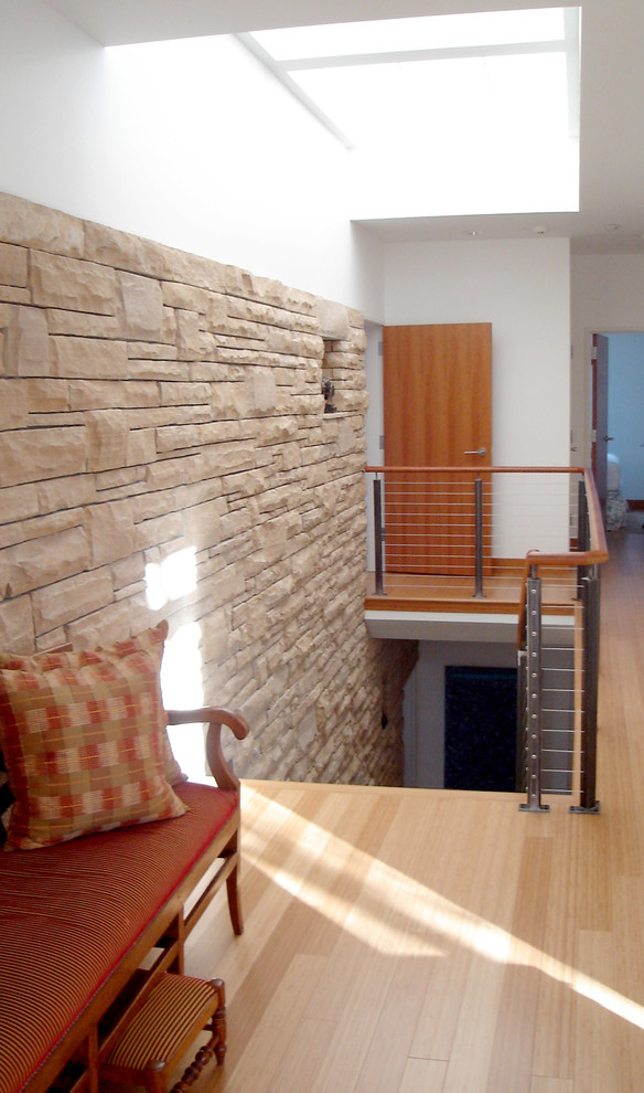 デンバーにあるミッドセンチュリースタイルのおしゃれな廊下 (白い壁、淡色無垢フローリング) の写真