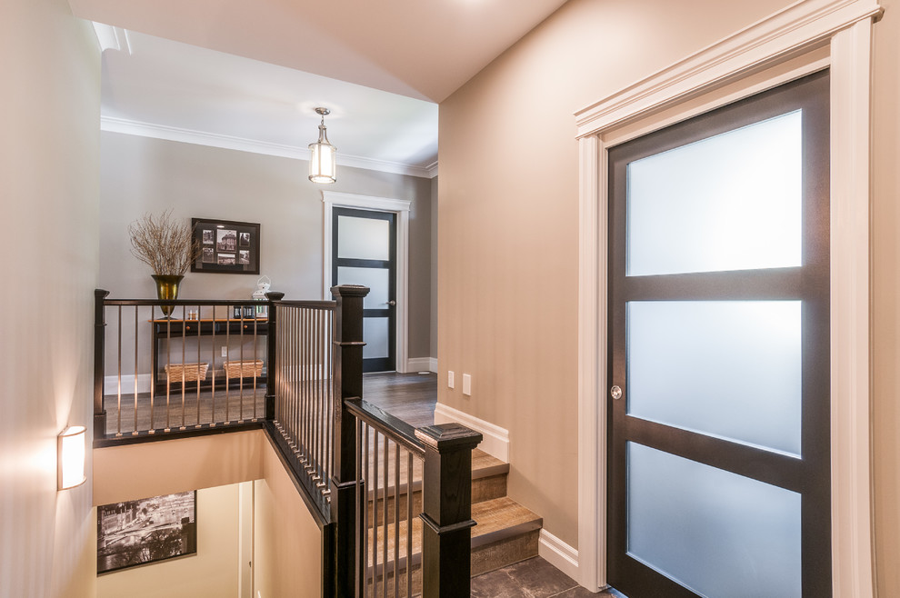Источник вдохновения для домашнего уюта: коридор среднего размера в стиле кантри с серыми стенами и темным паркетным полом