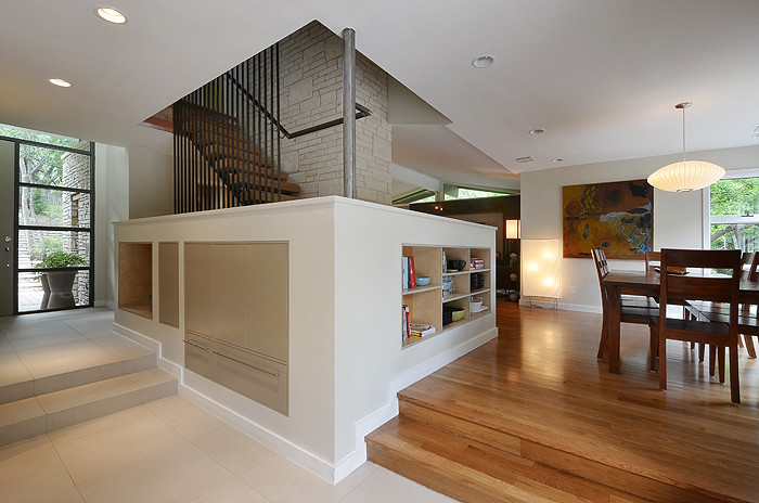 Inspiration för en mellanstor minimalistisk hall, med beige väggar, mörkt trägolv och brunt golv