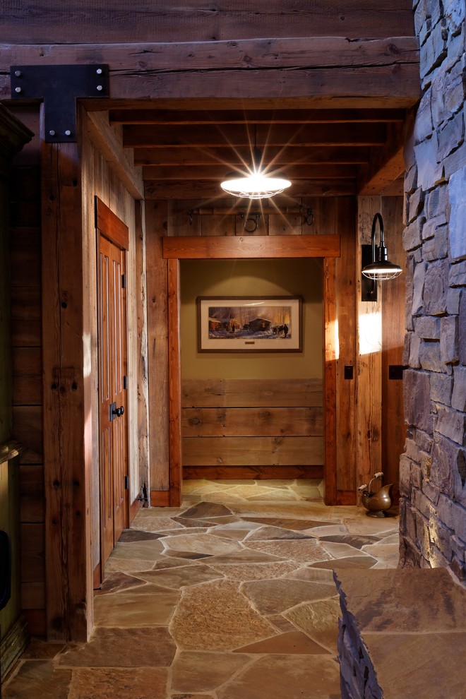 Источник вдохновения для домашнего уюта: огромный коридор в стиле рустика с коричневыми стенами и полом из сланца