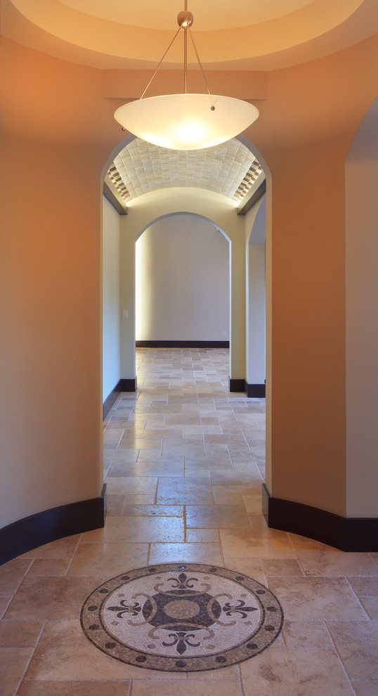 オーランドにある地中海スタイルのおしゃれな廊下の写真