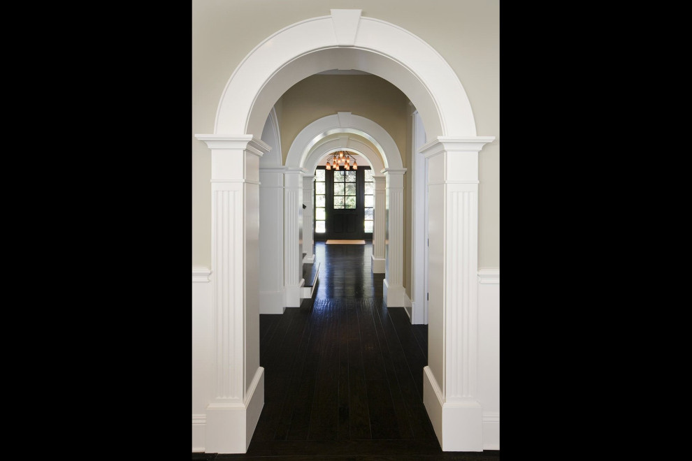 Foto di un ampio ingresso o corridoio con pareti beige e pavimento nero