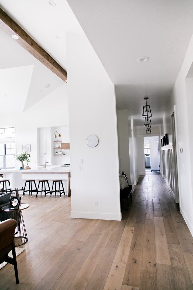 Источник вдохновения для домашнего уюта: коридор среднего размера в стиле кантри с белыми стенами, паркетным полом среднего тона и коричневым полом