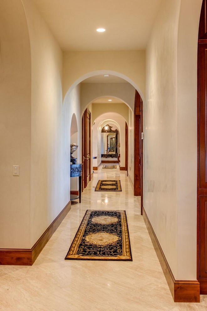 Immagine di un ingresso o corridoio chic di medie dimensioni con pareti beige, pavimento in gres porcellanato e pavimento beige