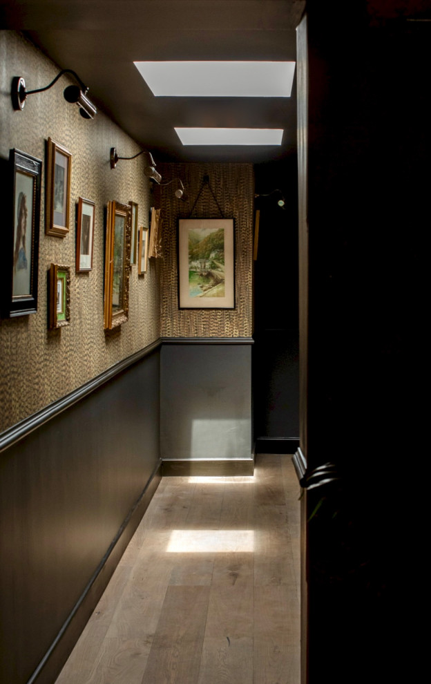 На фото: коридор среднего размера в стиле фьюжн с черными стенами, паркетным полом среднего тона, коричневым полом и обоями на стенах с