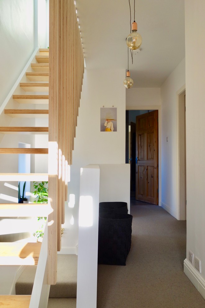 Стильный дизайн: маленький коридор в скандинавском стиле с белыми стенами, ковровым покрытием и серым полом для на участке и в саду - последний тренд