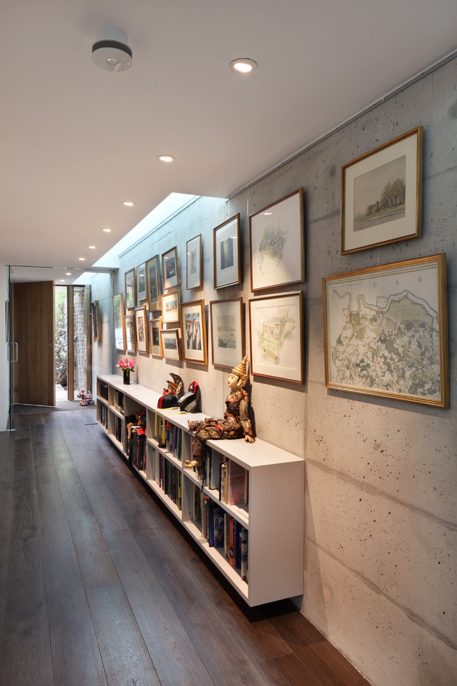 Mittelgroßer Moderner Schmaler Flur mit dunklem Holzboden und beiger Wandfarbe in London