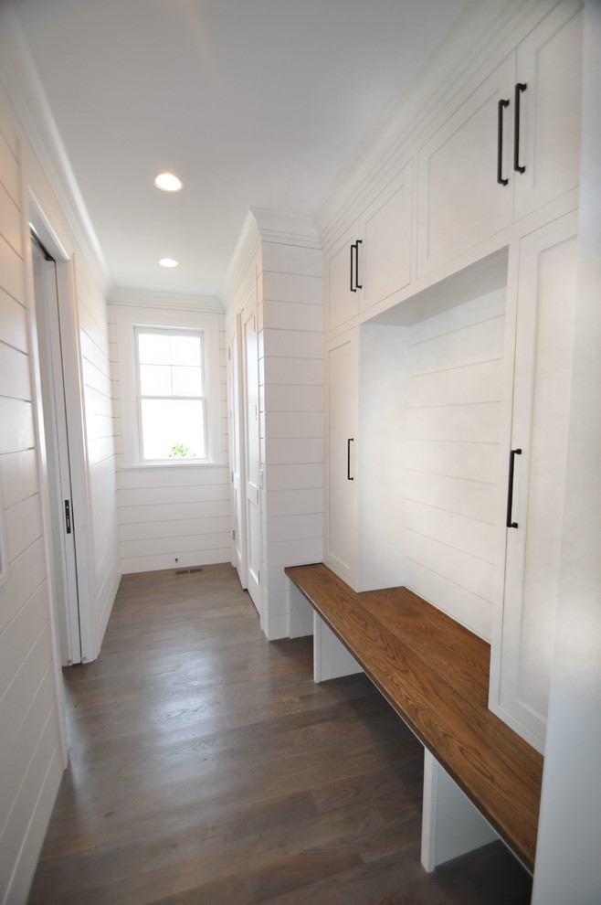 Modelo de recibidores y pasillos tradicionales renovados con paredes blancas y suelo de madera clara