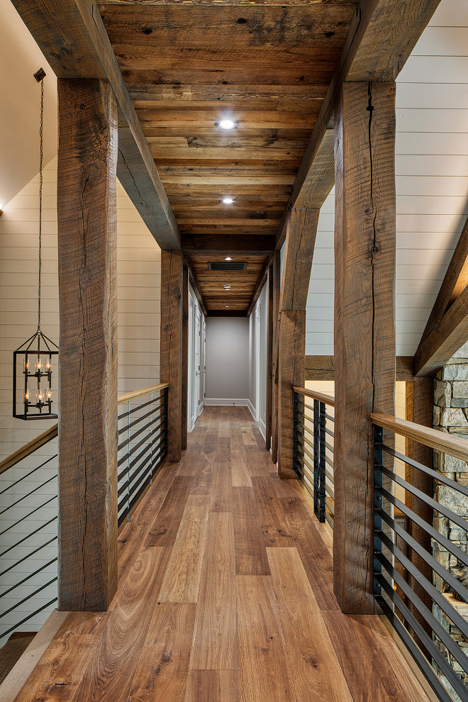 Modelo de recibidores y pasillos de estilo americano de tamaño medio con paredes grises, suelo de madera en tonos medios, suelo gris, machihembrado y machihembrado