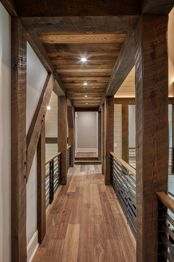 Inspiration pour un couloir craftsman de taille moyenne avec un mur gris, un sol en bois brun, un sol gris, un plafond en lambris de bois et du lambris de bois.