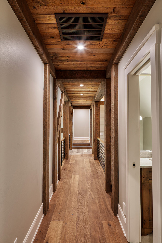 Ispirazione per un ingresso o corridoio american style di medie dimensioni con pareti grigie, pavimento in legno massello medio, pavimento grigio, soffitto in perlinato e pareti in perlinato