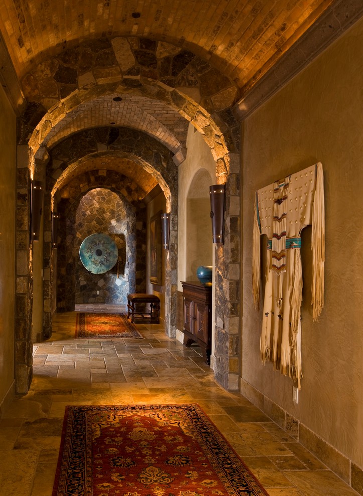 Imagen de recibidores y pasillos rústicos con paredes beige y suelo de travertino