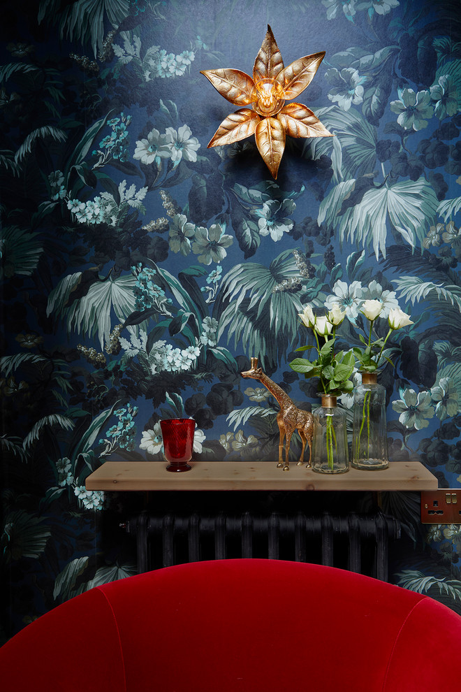 Пример оригинального дизайна: маленький коридор в стиле фьюжн с синими стенами, ковровым покрытием и бежевым полом для на участке и в саду