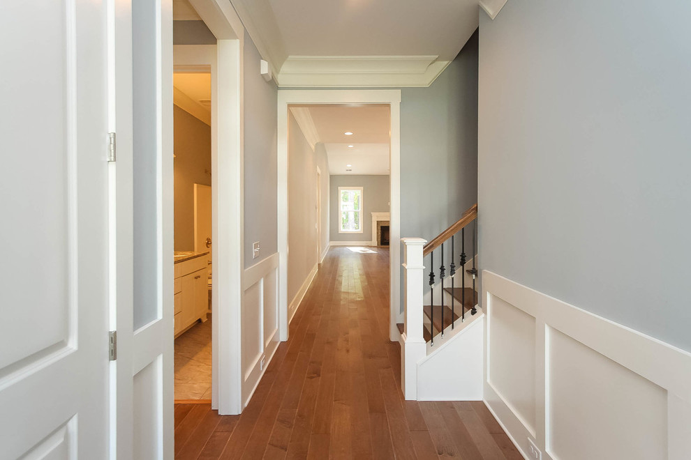 Mittelgroßer Klassischer Flur mit grauer Wandfarbe und braunem Holzboden in Charleston