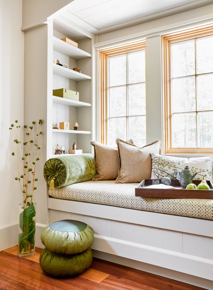 Klassischer Flur mit weißer Wandfarbe, braunem Holzboden und braunem Boden in Burlington