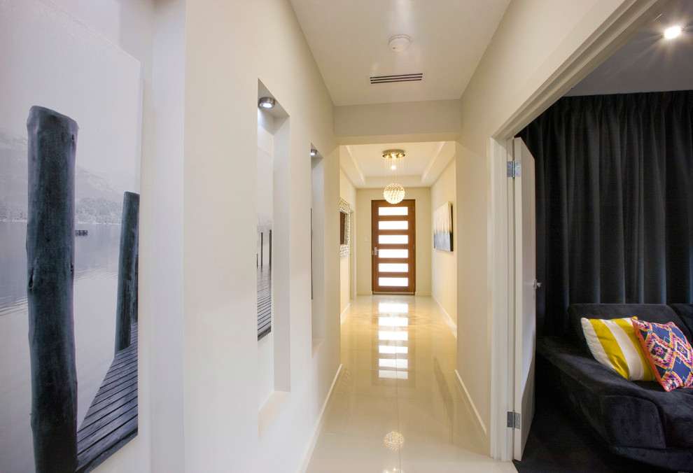 Idee per un ingresso o corridoio design con pareti bianche e pavimento in gres porcellanato