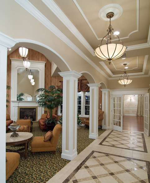 Inspiration för mellanstora klassiska hallar, med beige väggar, travertin golv och flerfärgat golv