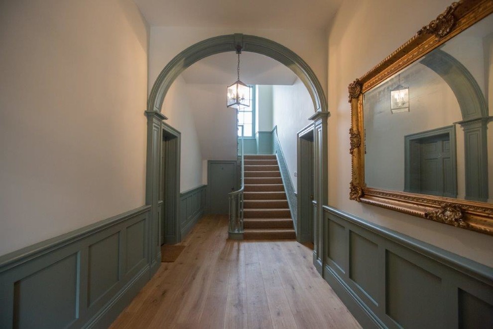 Источник вдохновения для домашнего уюта: коридор в классическом стиле с белыми стенами, светлым паркетным полом и белым полом