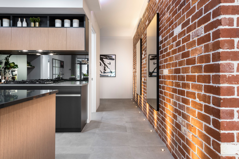 Источник вдохновения для домашнего уюта: коридор среднего размера в современном стиле с белыми стенами, полом из керамической плитки и серым полом