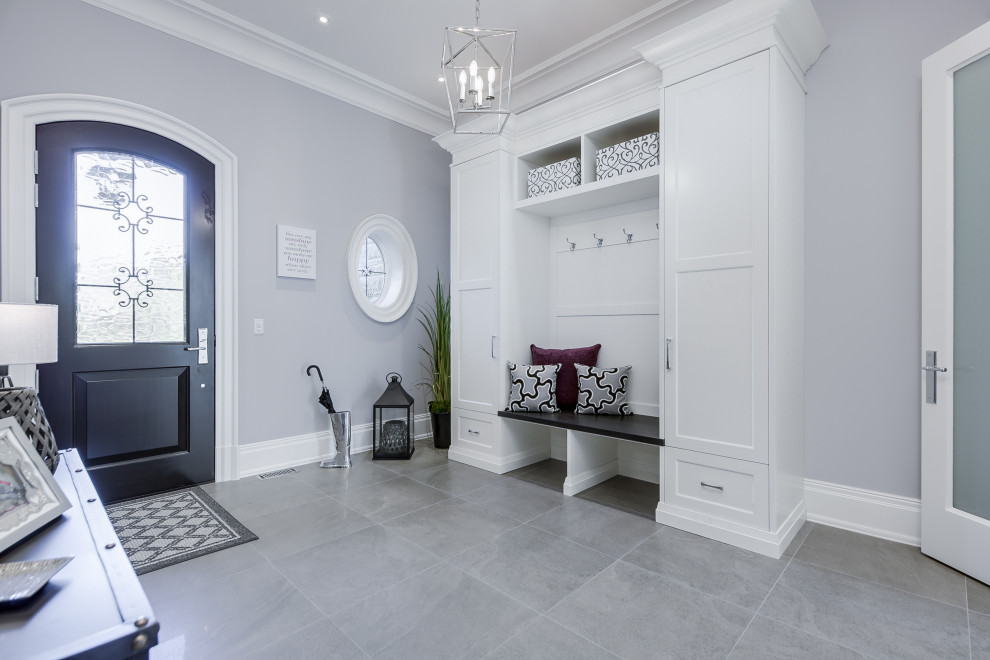 Пример оригинального дизайна: коридор среднего размера в стиле неоклассика (современная классика) с серыми стенами, полом из керамической плитки и серым полом