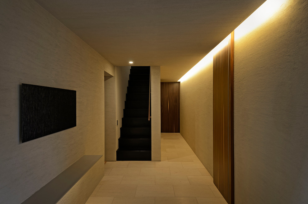 Идея дизайна: коридор в современном стиле с бежевыми стенами и полом из известняка