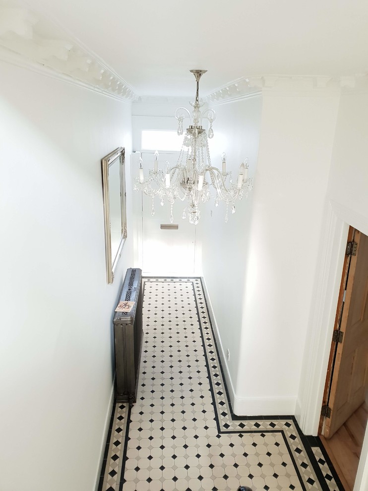 Источник вдохновения для домашнего уюта: огромный коридор в классическом стиле с белыми стенами, темным паркетным полом, черным полом и многоуровневым потолком