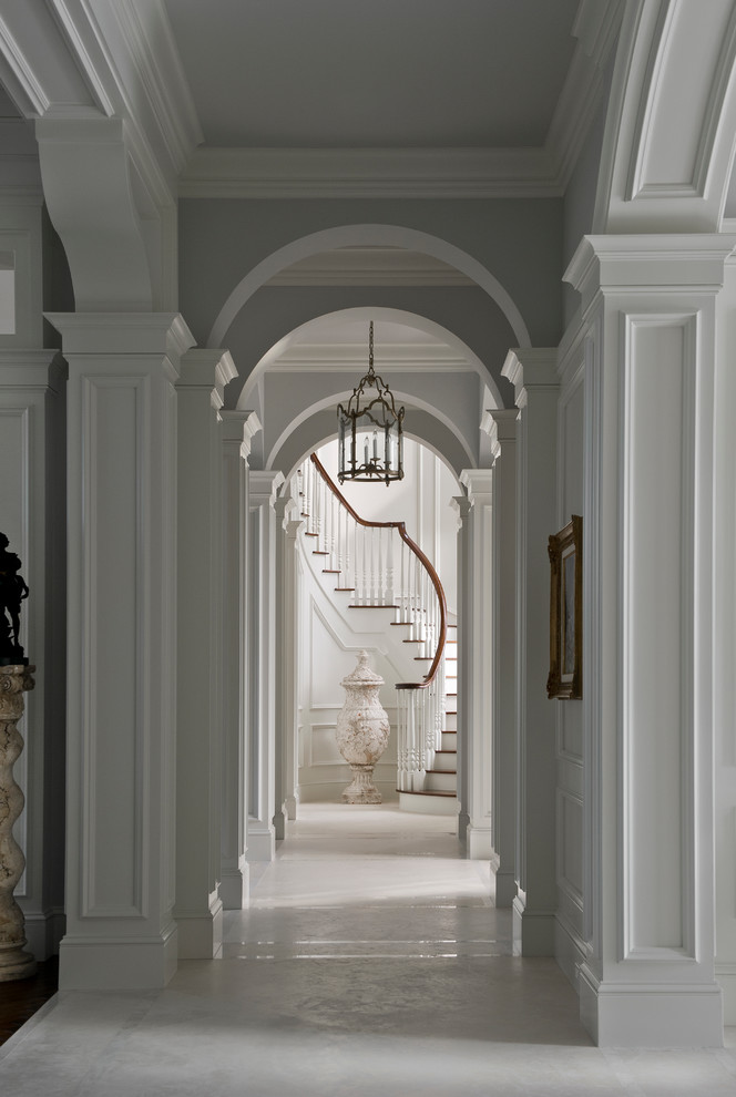 На фото: огромный коридор в классическом стиле с